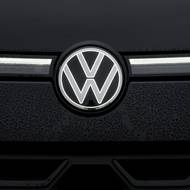 Vpředu svítí logo bíle.