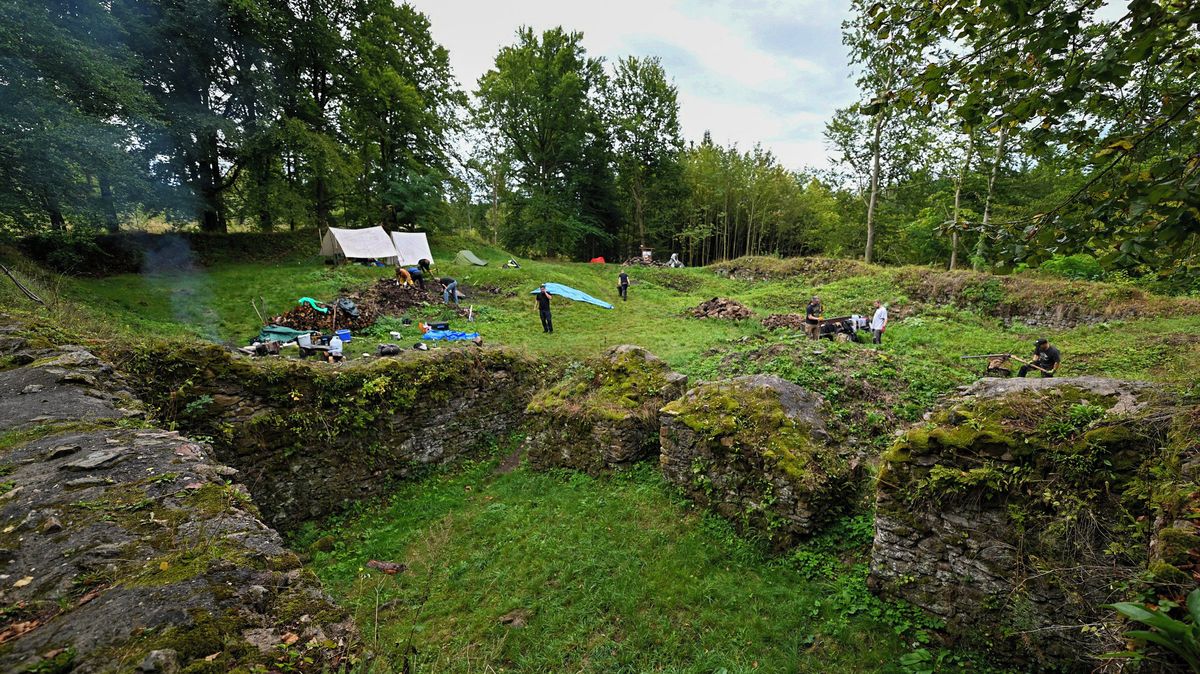 Zachráníme zříceninu hradu Ronovec, zní z Havlíčkova Brodu. Pomáhají i brigádníci