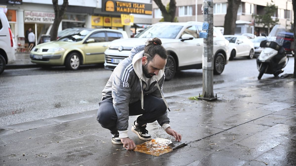 Poškozené dlažební desky turecký sochař znovu doplňuje svými autorskými díly