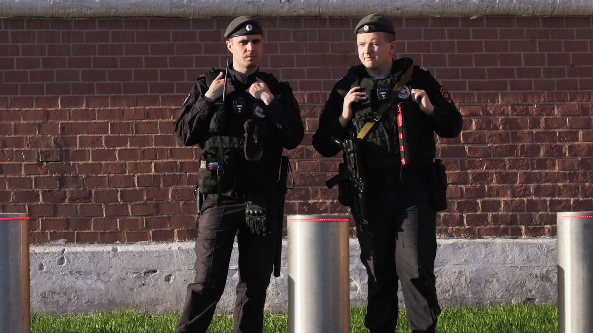 Ruský teenager u vchodu do školy ubodal učitelku