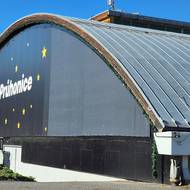 Bývalá tenisová hala na odpočívadle u D1 v Průhonicích, kde dnes funguje kasino.