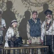 Amadoka, nové představení Dušana D. Pařízka, se hraje v pražském Divadle X10, zavede diváky do minulosti, která s sebou nese řadu nevyřešených křivd. Zleva: Václav Marhold, Táňa Malíková, Martin Pechlát a Stanislav Majer.