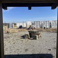 Smutný výhled z turistického přístřešku Geoparku Ralsko v Kuřívodech.