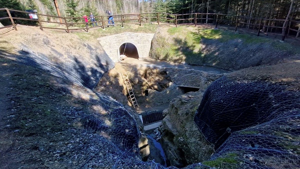 Historická šachta u Jihlavy se noří ze země, lidé si už brzy projdou odvodňovací štolu