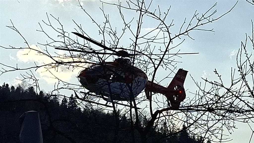 Muž si zabodl zlomenou větev do břicha, záchranáři mu zachránili život