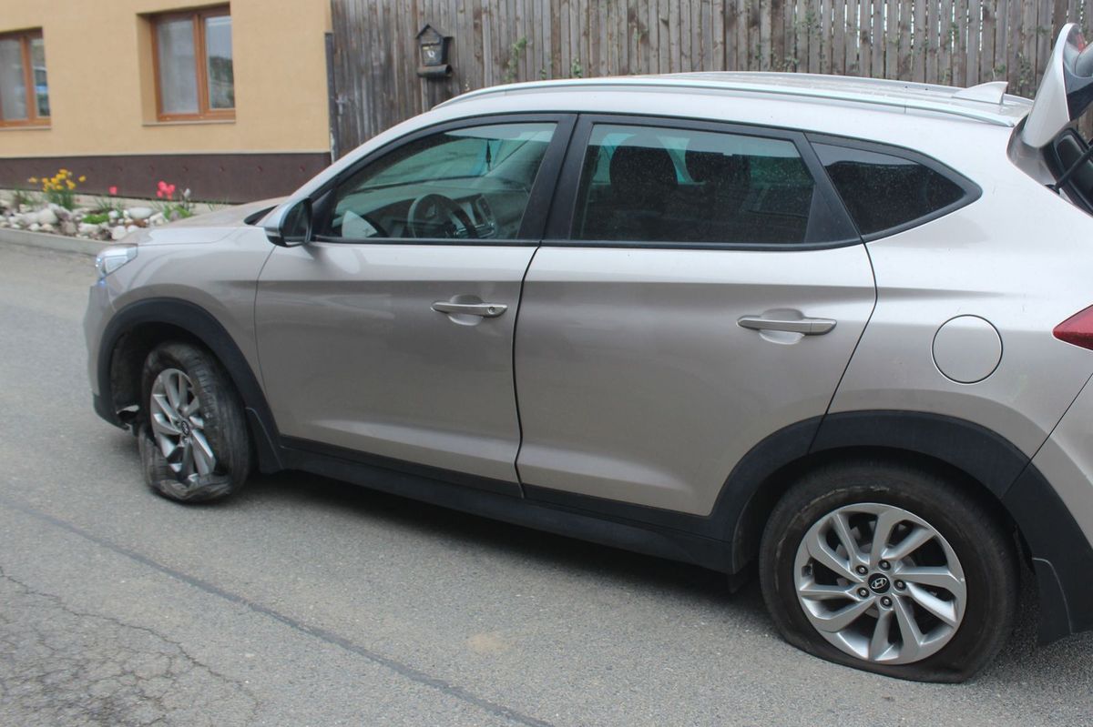 Opilý senior na Olomoucku několikrát boural, než mu jiný řidič sebral klíče od auta