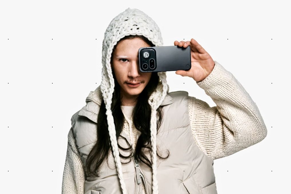 Nový mobil od Nothingu láká na druhý displej. Průhledná záda vyměnil za unibody konstrukci