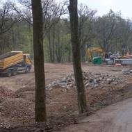 V podzámčí už úřadují buldozery.