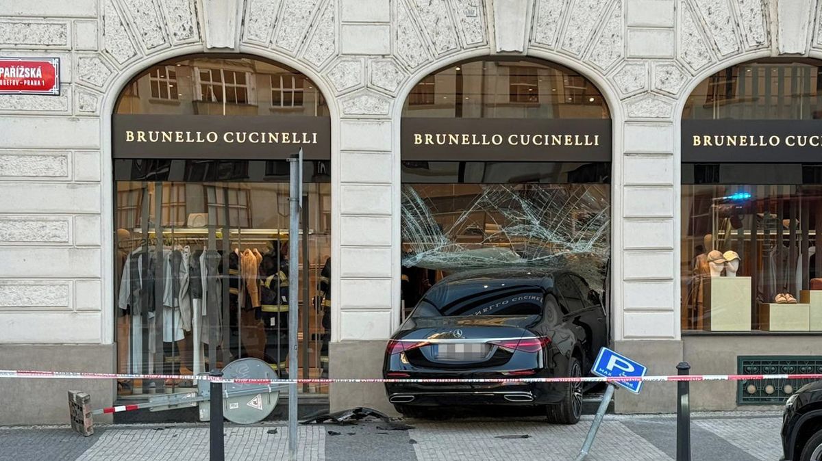 Seniorka s mercedesem vjela v Pařížské ulici do výlohy luxusního obchodu