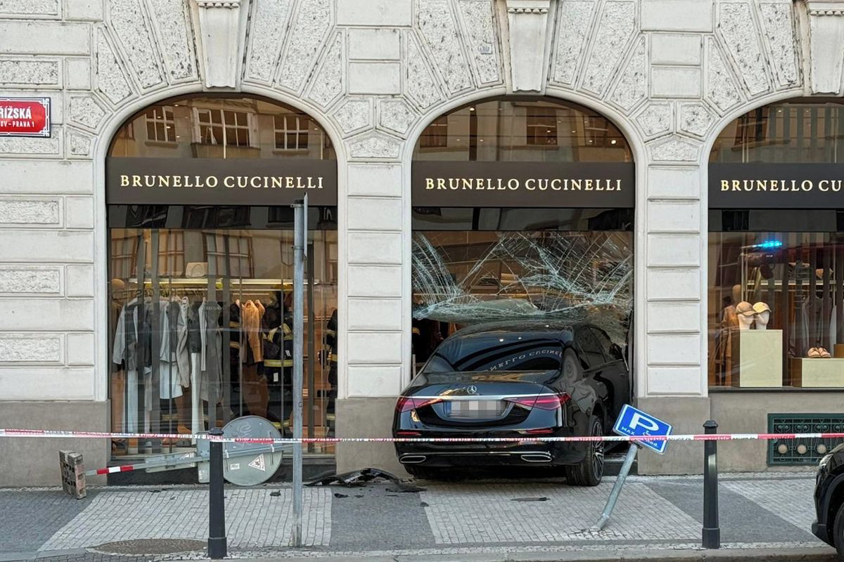 Seniorka s mercedesem vjela v Pařížské ulici do výlohy luxusního obchodu