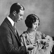 Jedna z prvních fotografií. Vévoda a vévodkyně z Yorku se svou prvorozenou dcerou, budoucí královou Alžbětou II. v roce 1926.