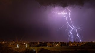 Saúdskou Arábii zasáhly silné bouřky, poušť zasypaly kroupy