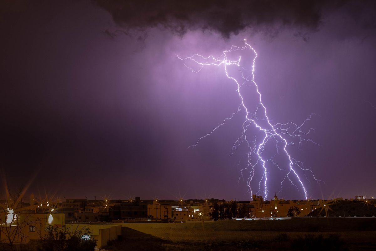 Saúdskou Arábii zasáhly silné bouřky, poušť zasypaly kroupy