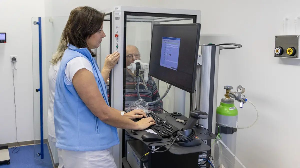 Plicní lékaři stárnou a je jich málo, péče kolabuje. Nadějí je umělá inteligence