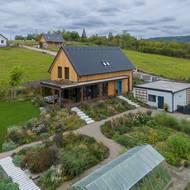 Původně mělo být na parcele kryté stání, nakonec zde vznikla běžná garáž.