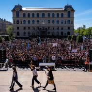 Zaplněné Náměstí Jana Palacha, na protest dorazily tisíce lidí. 