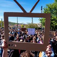 Tisíce lidí se z Náměstí Jana Palacha vydaly na druhý břeh Vltavy před ministerstvo kultury. 