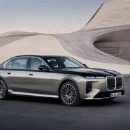 Nechybí osvětlení masky nebo dvoubarevné lakování.