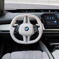 Dominantou kabiny je nové rozhraní BMW Panoramic iDrive.