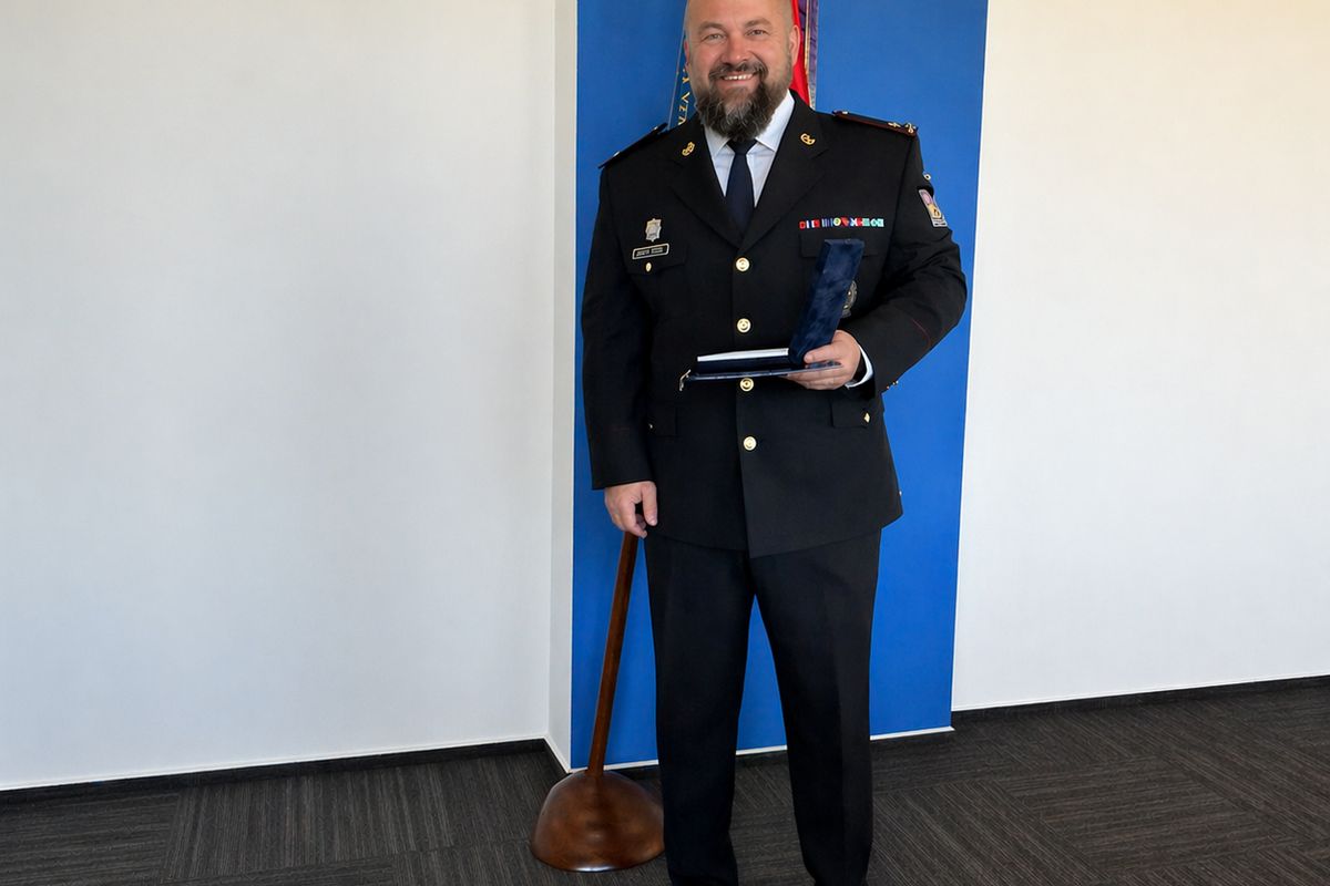 Policista z Rokycanska zachraňoval životy. Dříve zasahoval u nehody, naposledy zabránil muži skočit z mostu