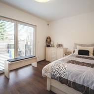 Jaroslava si svůj pokoj zařídila jednoduše a prakticky. Díky velkému oknu je zde dostatek denního světla.