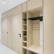 Hala poskytuje dostatek úložných prostor díky vestavěným skříním.