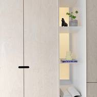 Interiér si pohrává nejen s barvami, ale i materiálem. Vůdčí je bělená překližka.