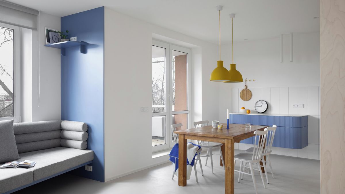 Decentní proměna: modrá, oblouk a koupelna v srdci bytu