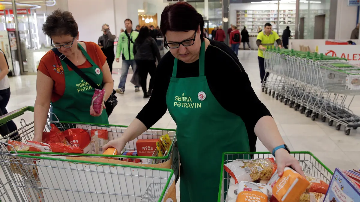 Lidé v potravinové sbírce věnovali o pětinu více zboží než loni na jaře. Stále se mohou zapojit přes web