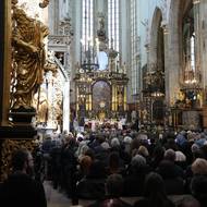 Veřejné poslední rozloučení se konalo v Týnském chrámu.