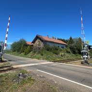 Přejezd u Deštnice a za ním původně strážní domek čp. 65