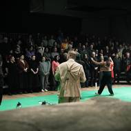 Diváci na pokyn jedné z hereček v inscenaci Prokletí společně zpívají Svatováclavský chorál.