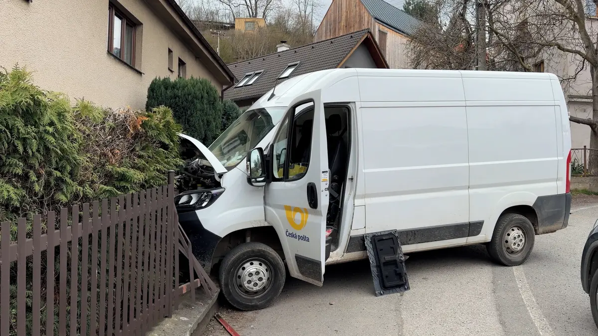 Pošťačku u Prahy srazila její vlastní dodávka, utrpěla těžká zranění