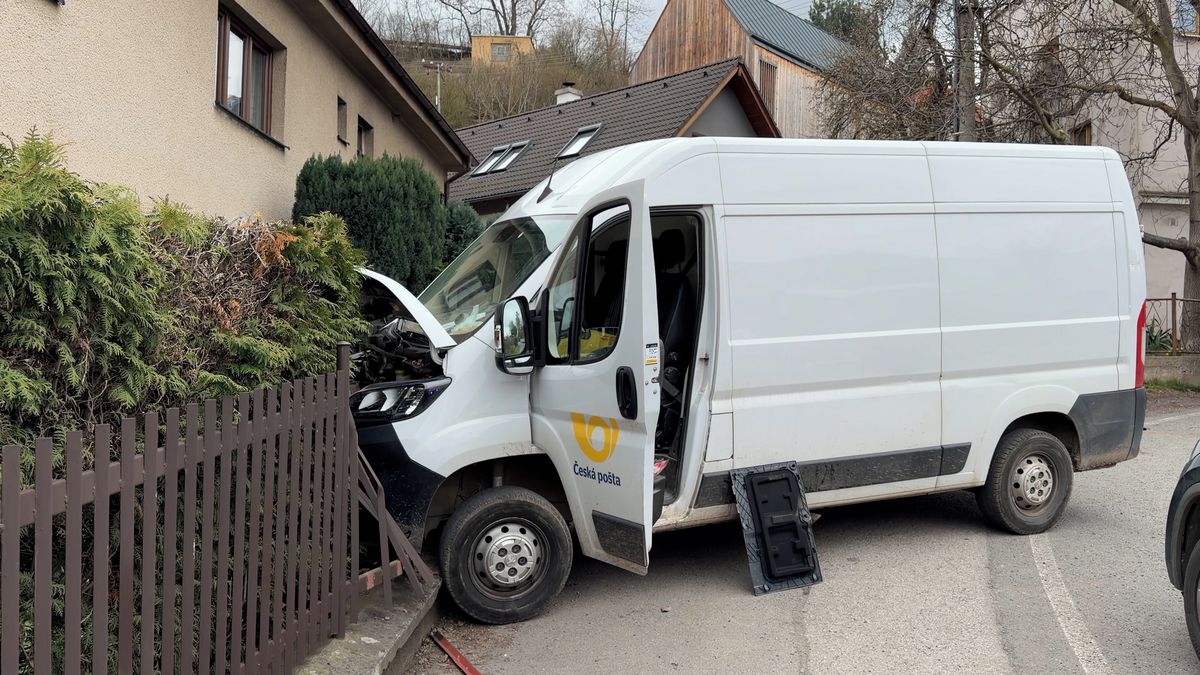 Pošťačku u Prahy srazila její vlastní dodávka, utrpěla těžká zranění