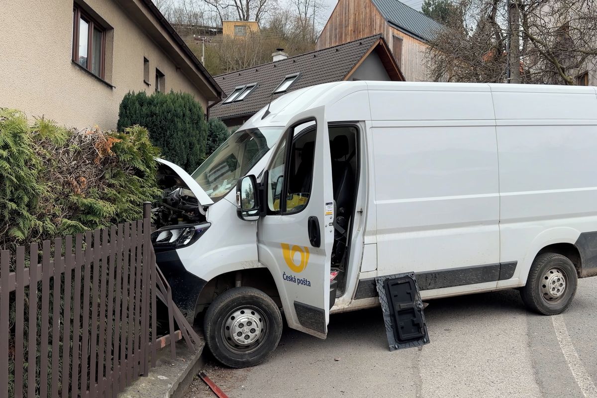 Pošťačku u Prahy srazila její vlastní dodávka, utrpěla těžká zranění