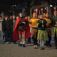 Účastníci křížové cesty vycházejí z Husova sadu v Moravské Ostravě. 