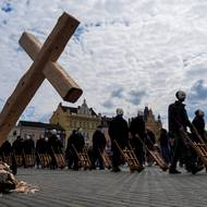 Jeden z vytesaných křížů na náměstí Přemysla Otakara II.