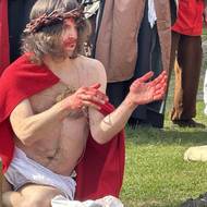 V kulisách hradu Lipý znovu ukřižovali Krista