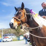 Jezdci se připravují před místní hasičárnou.