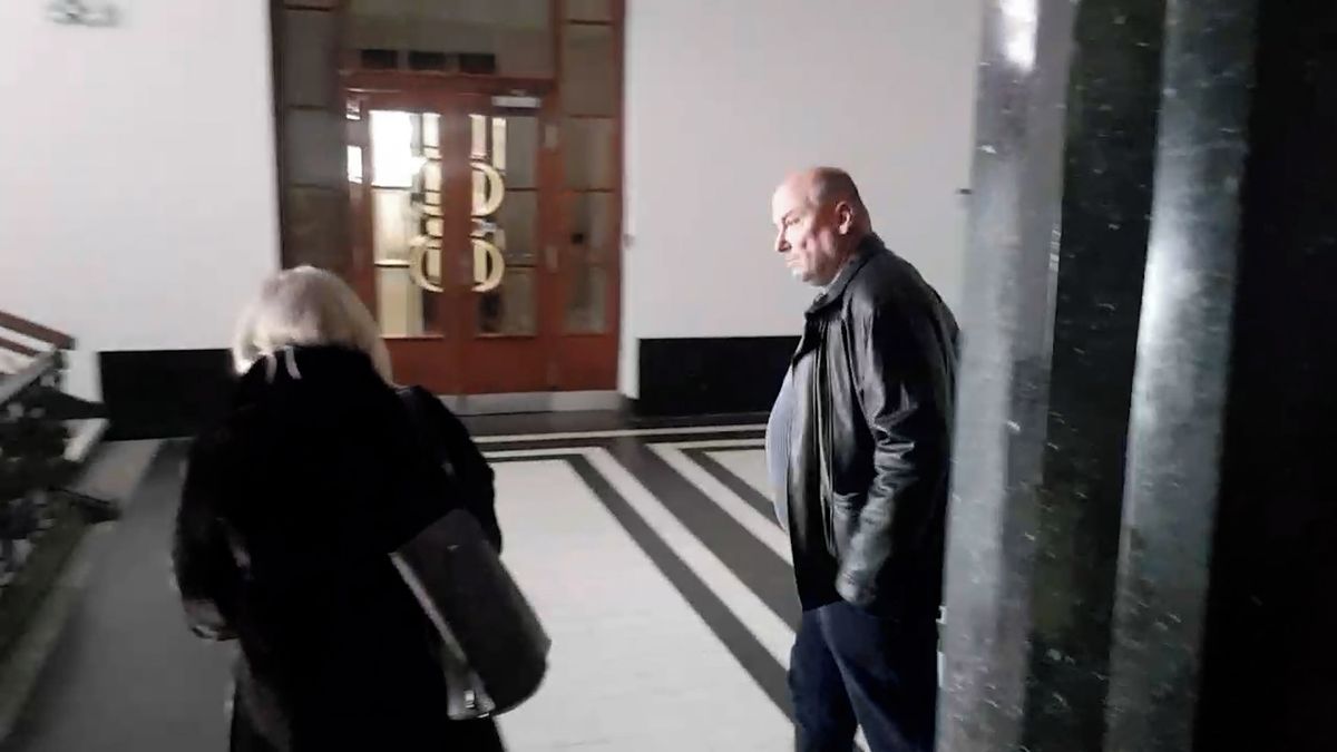 Pražský advokát řešil sousedské spory dýkou. Za pokus o vraždu mu soud potvrdil 13,5 roku