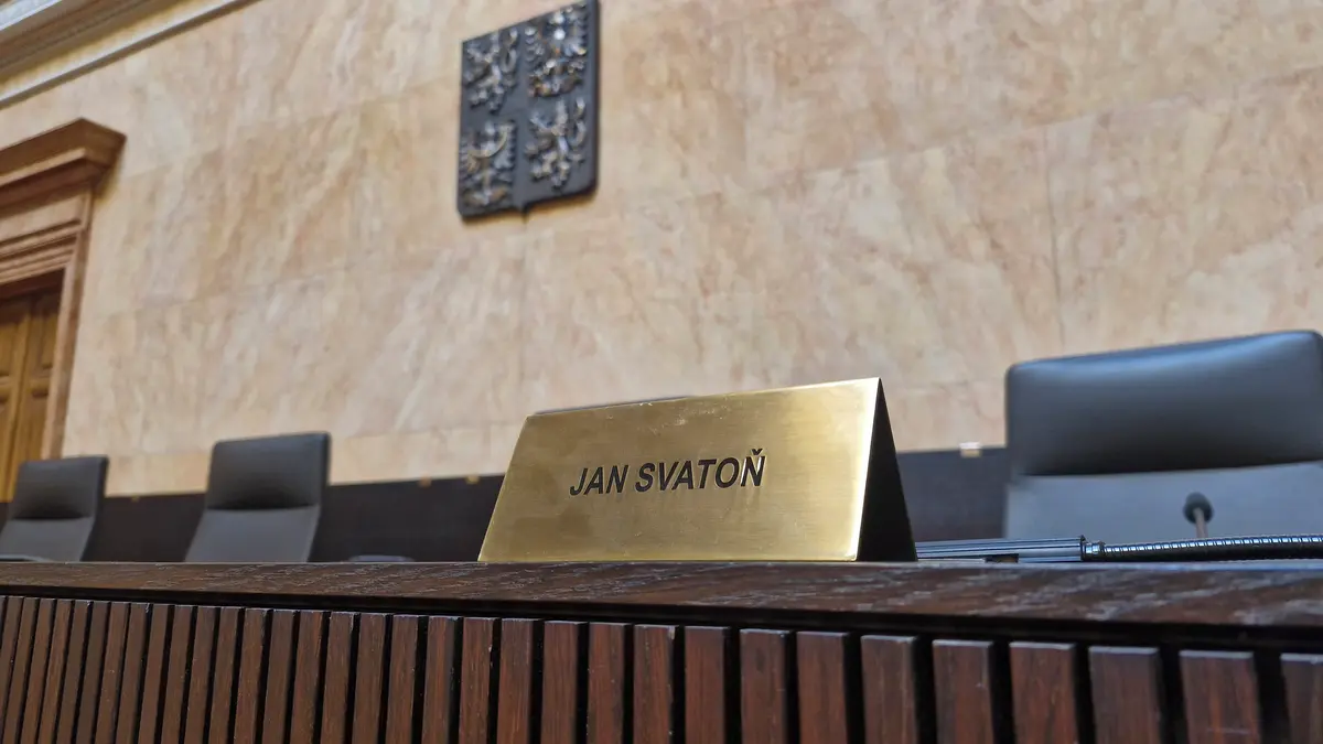 Rodinný přítel znásilnil 10letou dívku, ale justice razantně snížila odškodné. Zasáhl Ústavní soud