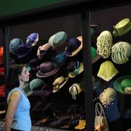 Pokrývky pro královnu vytvořili přední britští modisté.