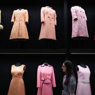 Královna Alžběta II. byla pověstná svým kladným vztahem k barevným šatům. Nosila je proto, aby při každé příležitosti byla dobře vidět.