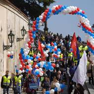 Průvod Pochodu pro život vyrazil v sobotu po poledni z Hradčanského náměstí po různých trasách směrem k dolní části Václavského náměstí.