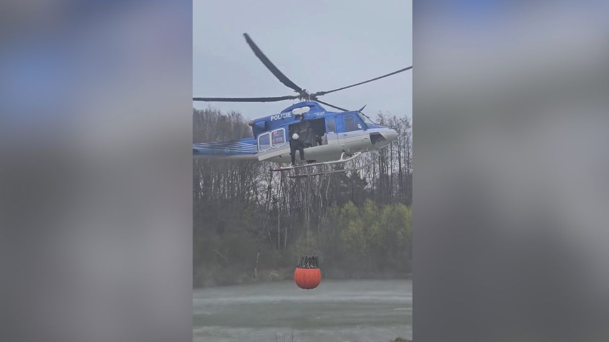 Na Blanensku hořel les, s plameny bojovalo 120 hasičů i vrtulník