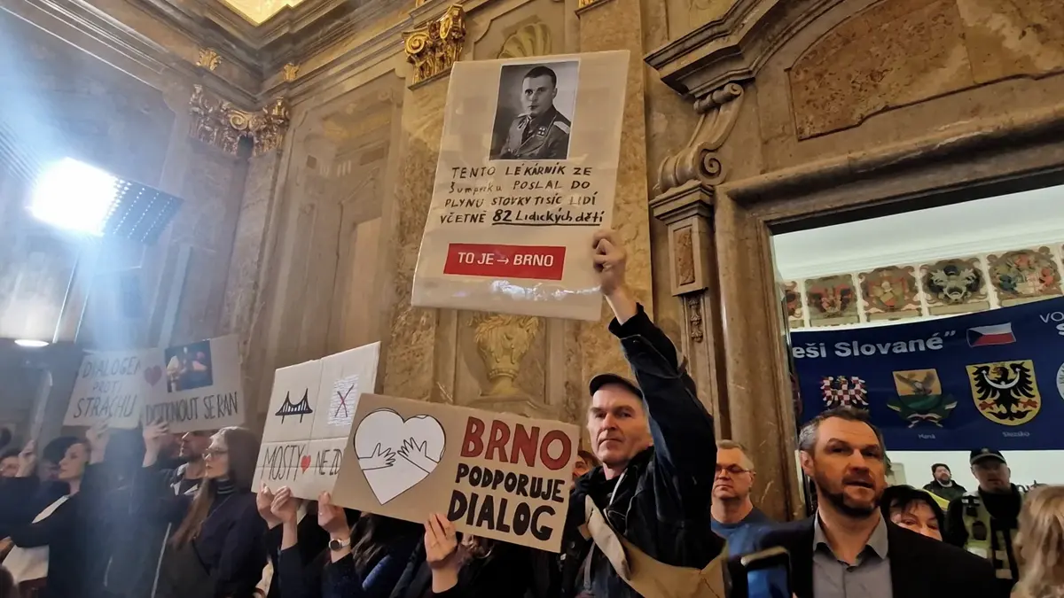 Křik, dohady, transparenty. Na zastupitelstvu v Brně se střetli příznivci a odpůrci sjezdu sudetských Němců