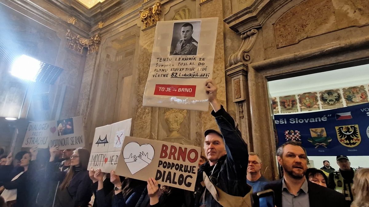 Křik, dohady, transparenty. Na zastupitelstvu v Brně se střetli příznivci a odpůrci sjezdu sudetských Němců