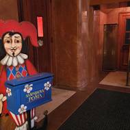 Vstup do divadla je propojen s foyer Městské knihovny v Praze.