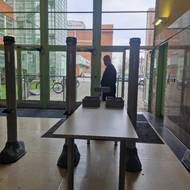 Zlínský úřad je prvním krajským úřadem v Česku, do kterého začnou vcházet lidé přes bezpečnostní rámy