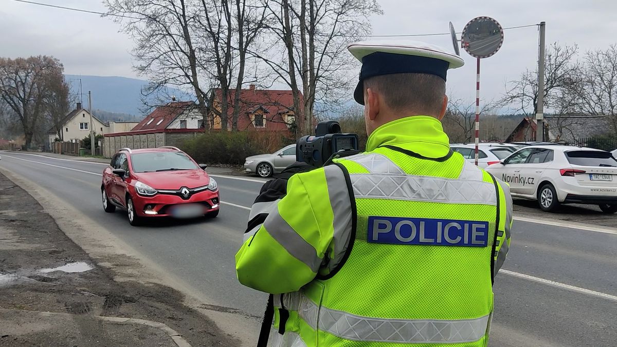 Speed Marathon na Karlovarsku: Za překročení rychlosti padaly pokuty, na cestu dostali hříšníci zelené pivo